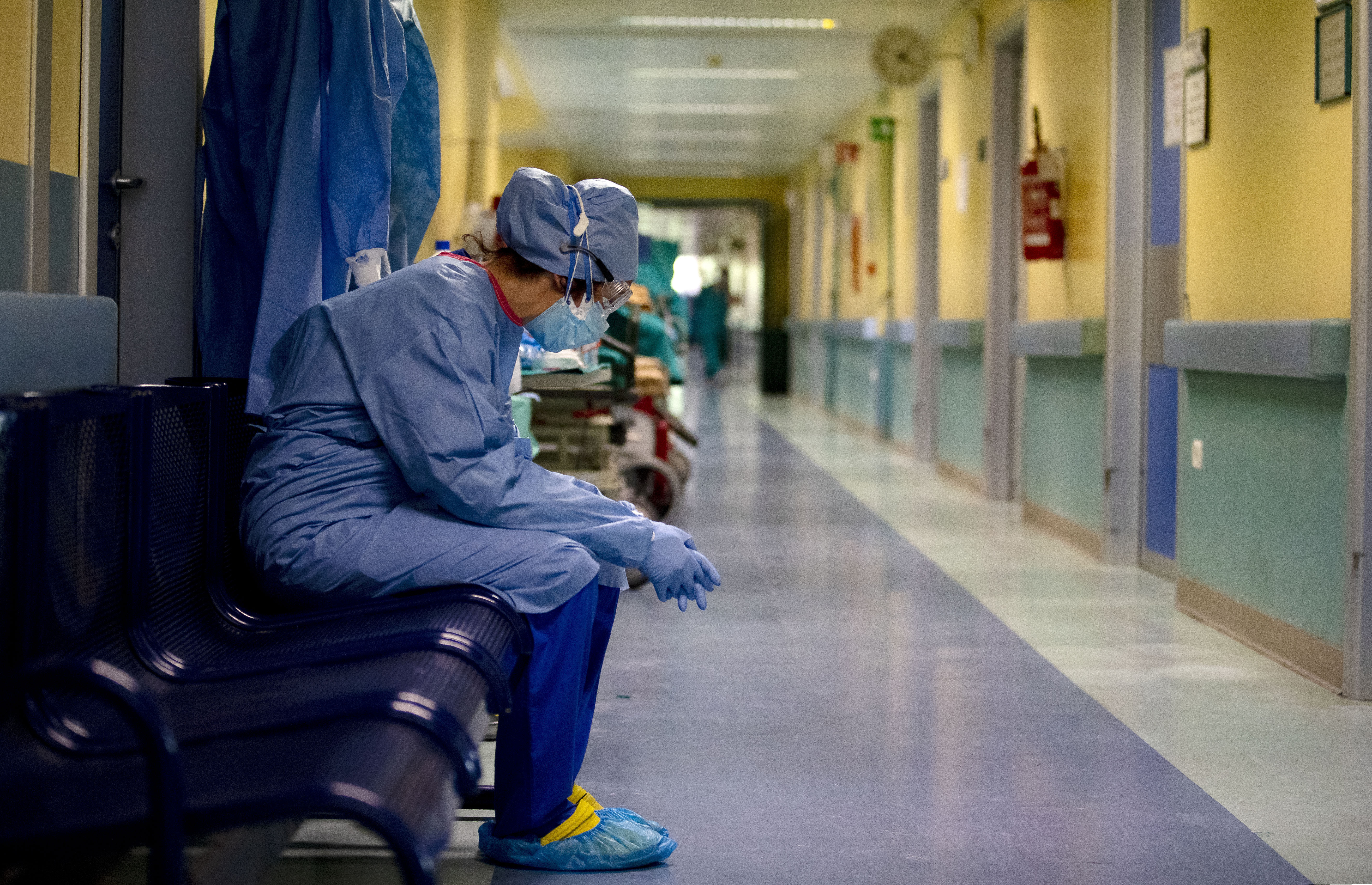 Заражени, а неће у крантин: Преко 100 Италијана било на сахрани, корона букнула, већ 87 оболелих